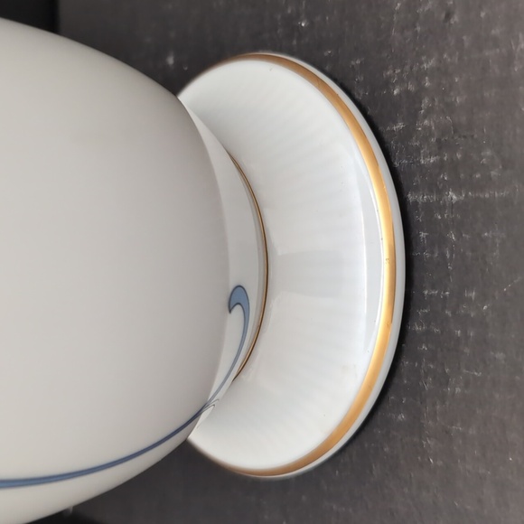 VGT,Legacy by Noritake Footed Black/White Porcelain Vase with Daffodils. - Picture 5 of 11